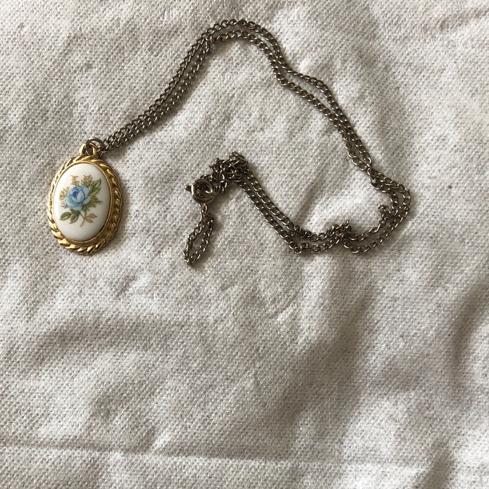 Girl’s Gold Floral Pendant Necklace